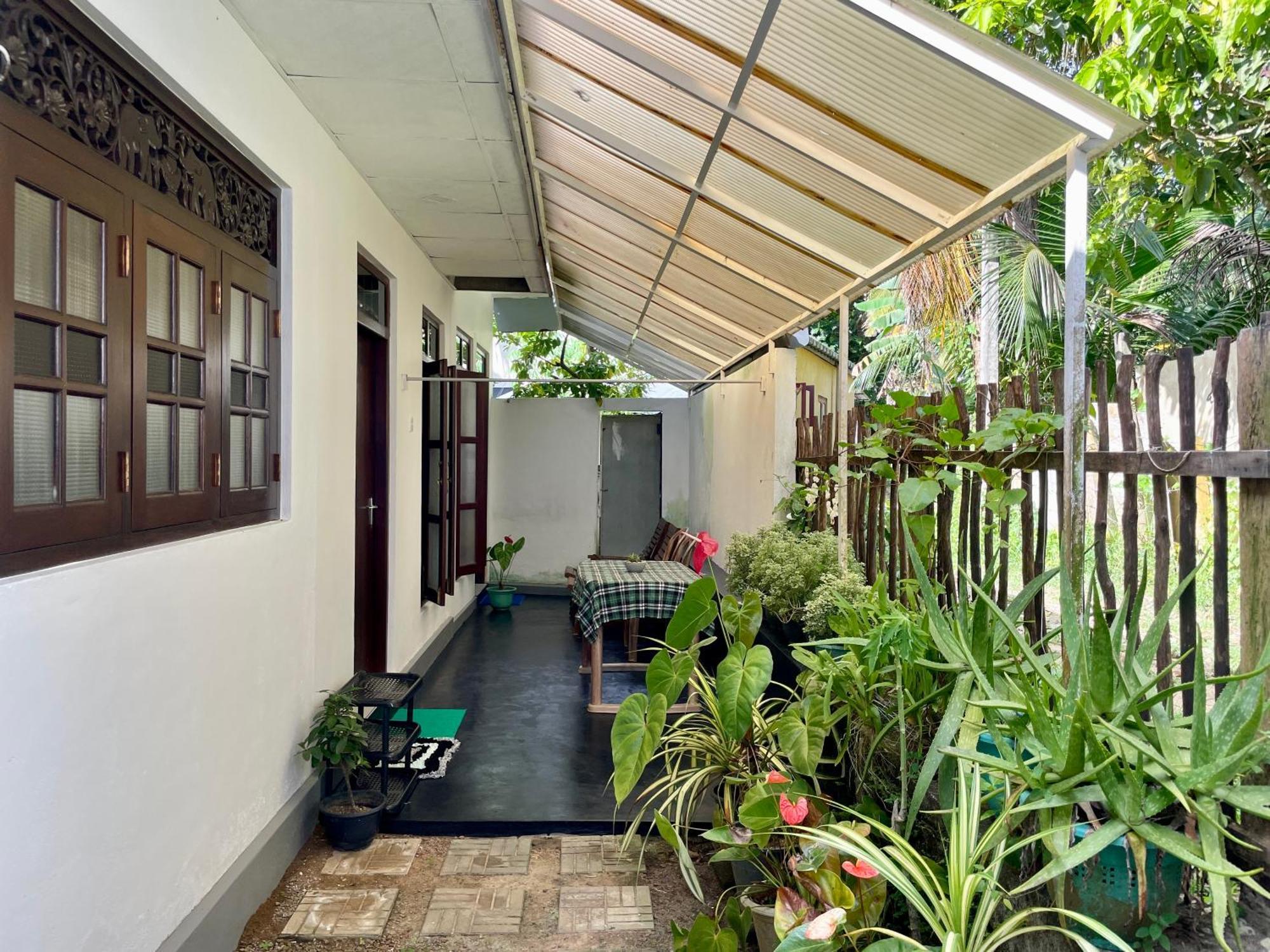 Sun & Tree Homestay Mirissa Buitenkant foto