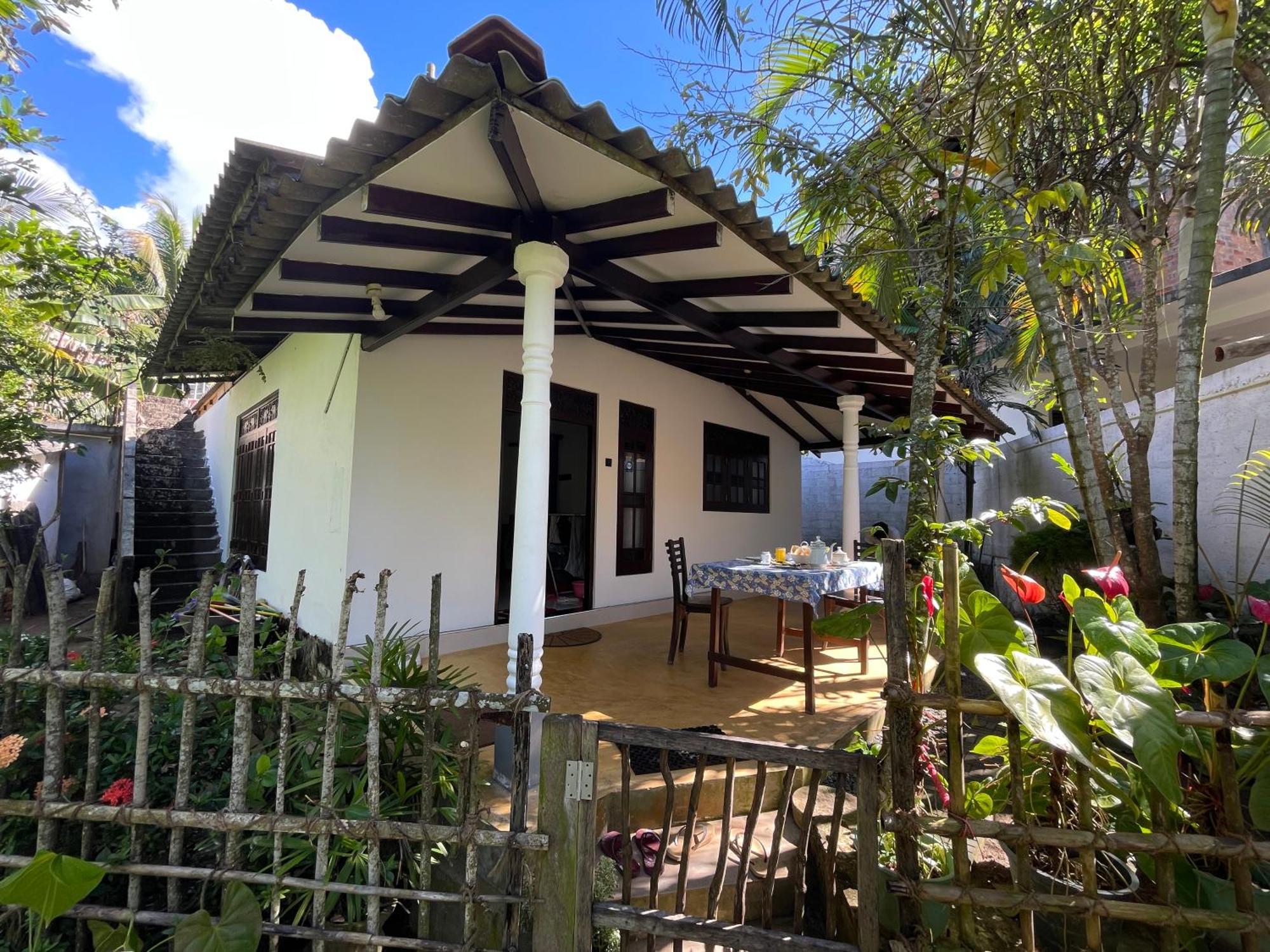 Sun & Tree Homestay Mirissa Buitenkant foto